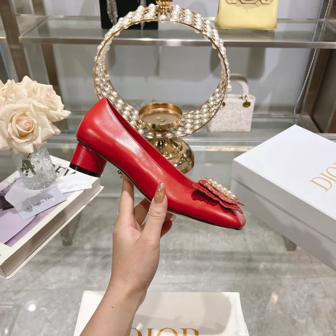 👟👟Ex-factory price 560👟👟 2024 early spring new style ◼️Dior ◼️Dior spring and summer latest fashion show haute couture series sandals Bow Mary Jane ——— Ldylle retro Roman style doll women's sandals CD pearl five metal buckle bow low-heeled women's single shoes Original development top high-end version Material: imported cow patent leather upper + water-dyed sheepskin lining + original molded pearl buckle + Italian genuine leather outsole Size: 34-40 (34.40. Customization is non-refundable and non-exchangeable) Heel height: 4.5cm 8.5cm